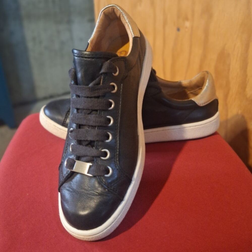 UGG Black Leather Sneakers Womens 8 Athleisure Classic Comfort Fashion Lifestyle